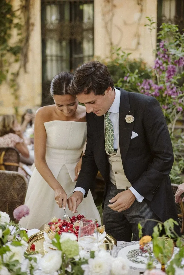 Nuvis tallant el pastís durant el banquet d'una boda a Catalunya