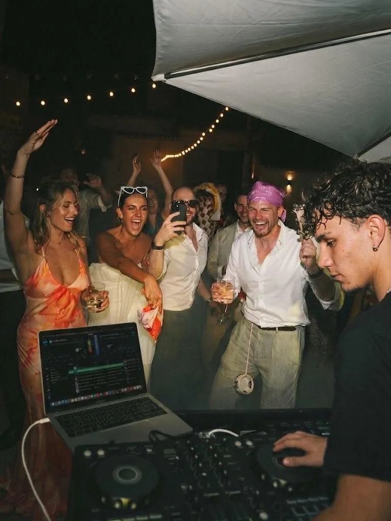 DJ Arik punxant a la festa d'una boda amb la pista plena de convidats ballant